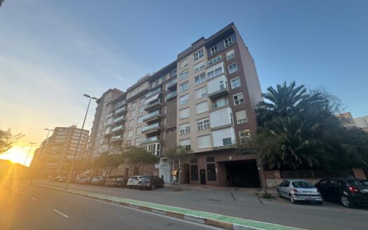 Se alquila apartamento junto Alameda San Anton